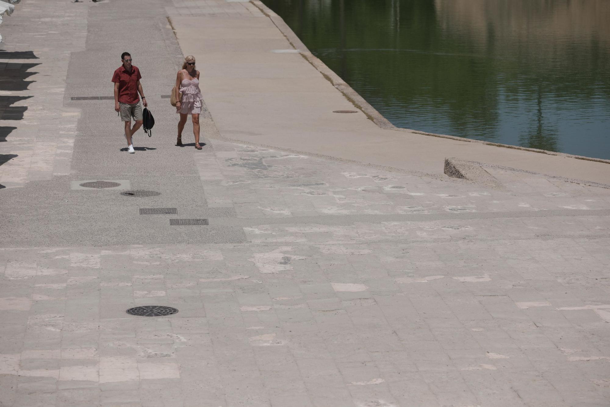 Las obras en el Parc de la Mar permitirán renovar hasta 3.900 metros cuadrados de pavimento.