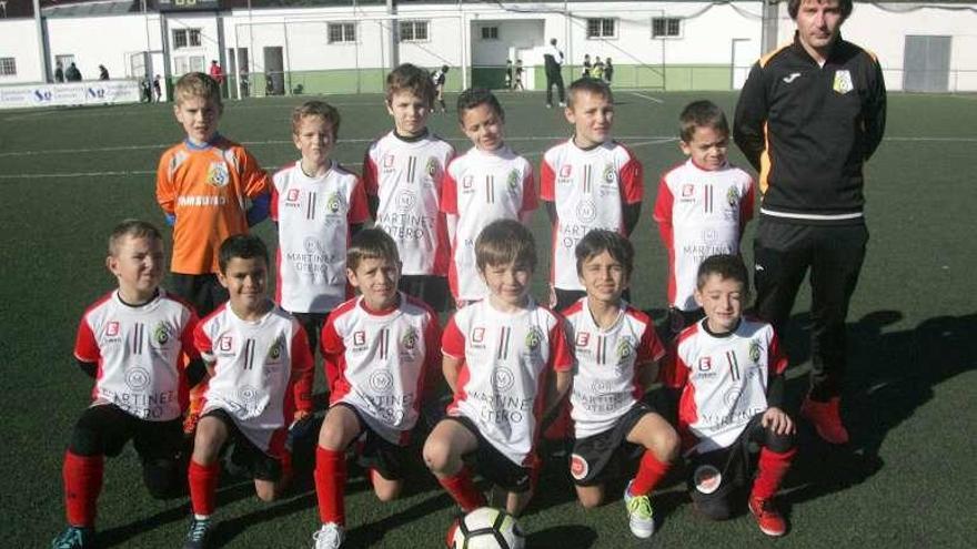 Arís, con sus pupilos, tras un partido de liga. // Bernabé