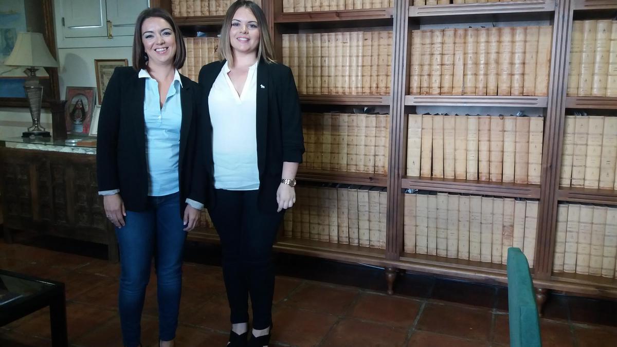 Mar Resa y Cristina Oltra, de Aprender a educar, en la hemeroteca de El Correo de Andalucía. / C. Prieto
