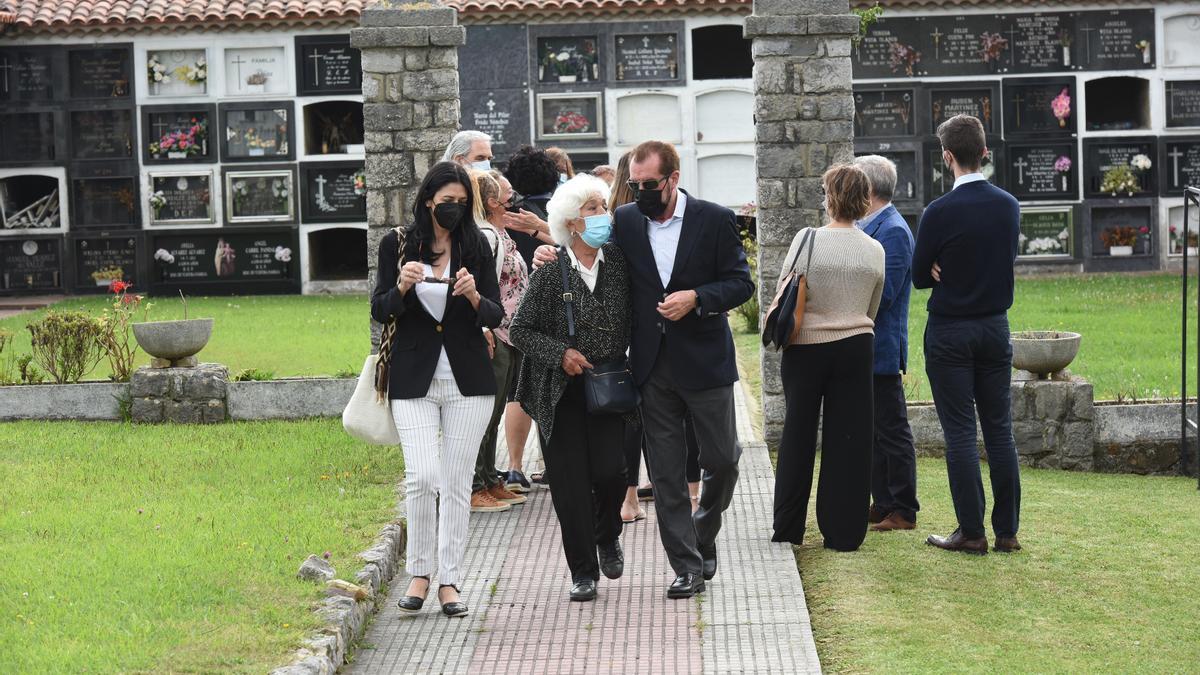 Menchu Álvarez del Valle descansa ya en Ribadesella, tras un íntimo funeral