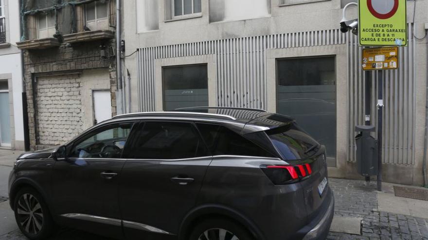 El Concello multará el paso de coches sin permiso a la zona peatonal de la calle Orzán