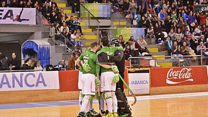 Los jugadores del Liceo hacen una piña en el centro de la pista, con la grada llena al fondo, en un partido de la temporada pasada.