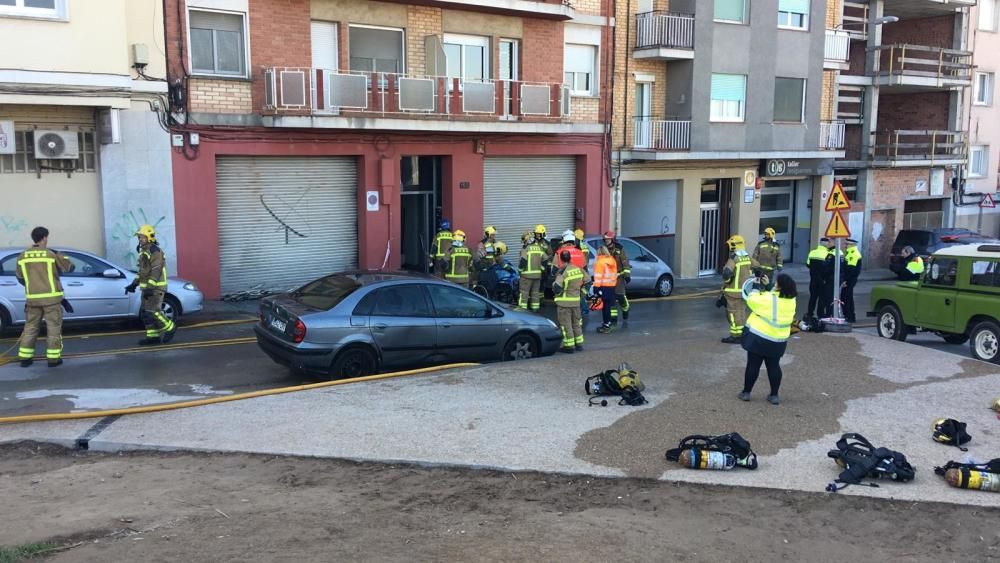 Un incendi afecta un bloc de pisos a la carretera