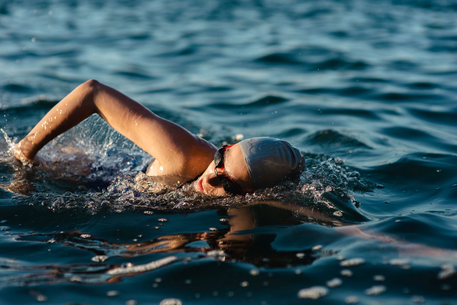 ¿Es posible quemarse la piel mientras estás nadando?