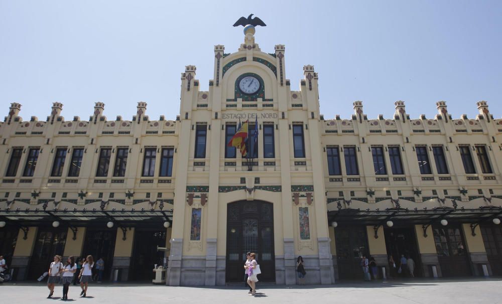 Estación del Norte (1906-1917) - Calle Xàtiva-Alicante-Bailén. Demetrio Ribes proyectó este gran edificio modernista dentro de la corriente de la «Sezesión» vienesa. Destaca el trabajo de forja y la profusión de cerámica y mosaicos con vistosos colores inspirada en elementos típicos valencianos.