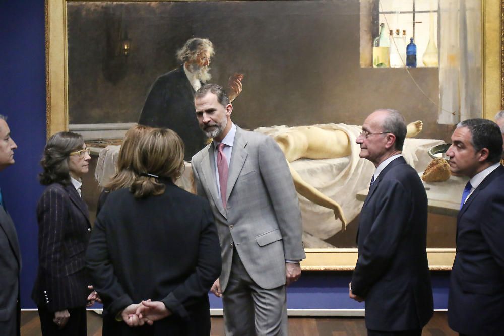 El rey se mostró muy amable con el público alrededor del Palacio de la Aduana, antes y después de su visita al Museo de Málaga.