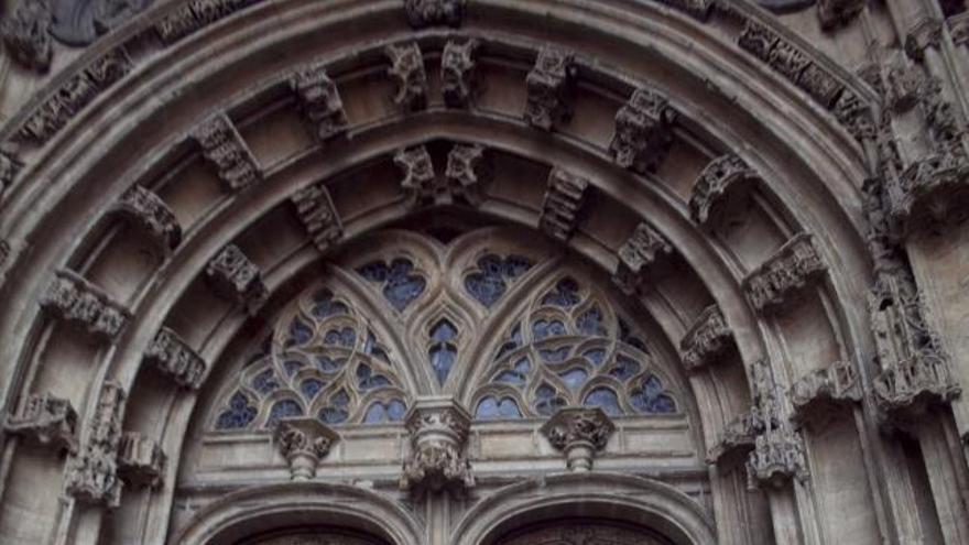 César García de Castro, a la derecha, emprende la visita por la Catedral.