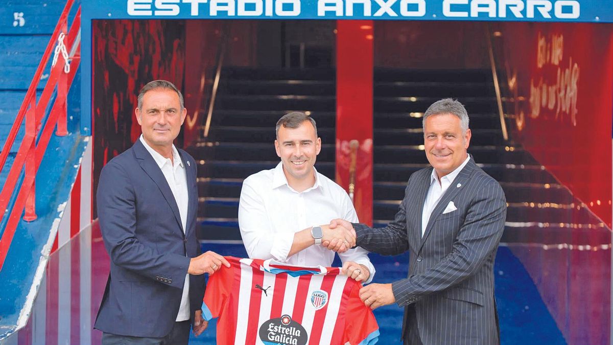 Yago Iglesias, presentado en el Lugo junto al director deportivo, Javi Recio (izq.) y el director general, Adrián Raguza (d.). | CD Lugo