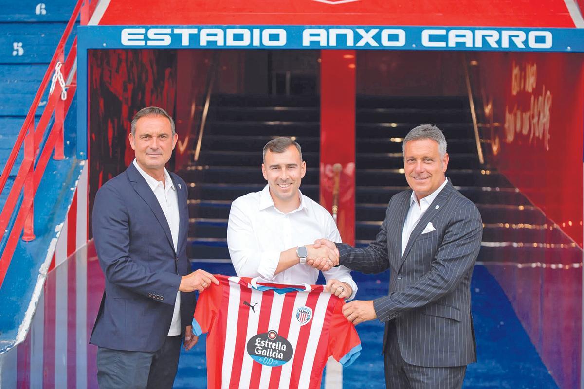 Yago Iglesias, presentado en el Lugo junto al director deportivo, Javi Recio (izq.) y el director general, Adrián Raguza (d.). |  CD Lugo