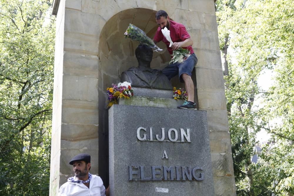 Homenaje a Fleming de los vecinos de Cimadevilla