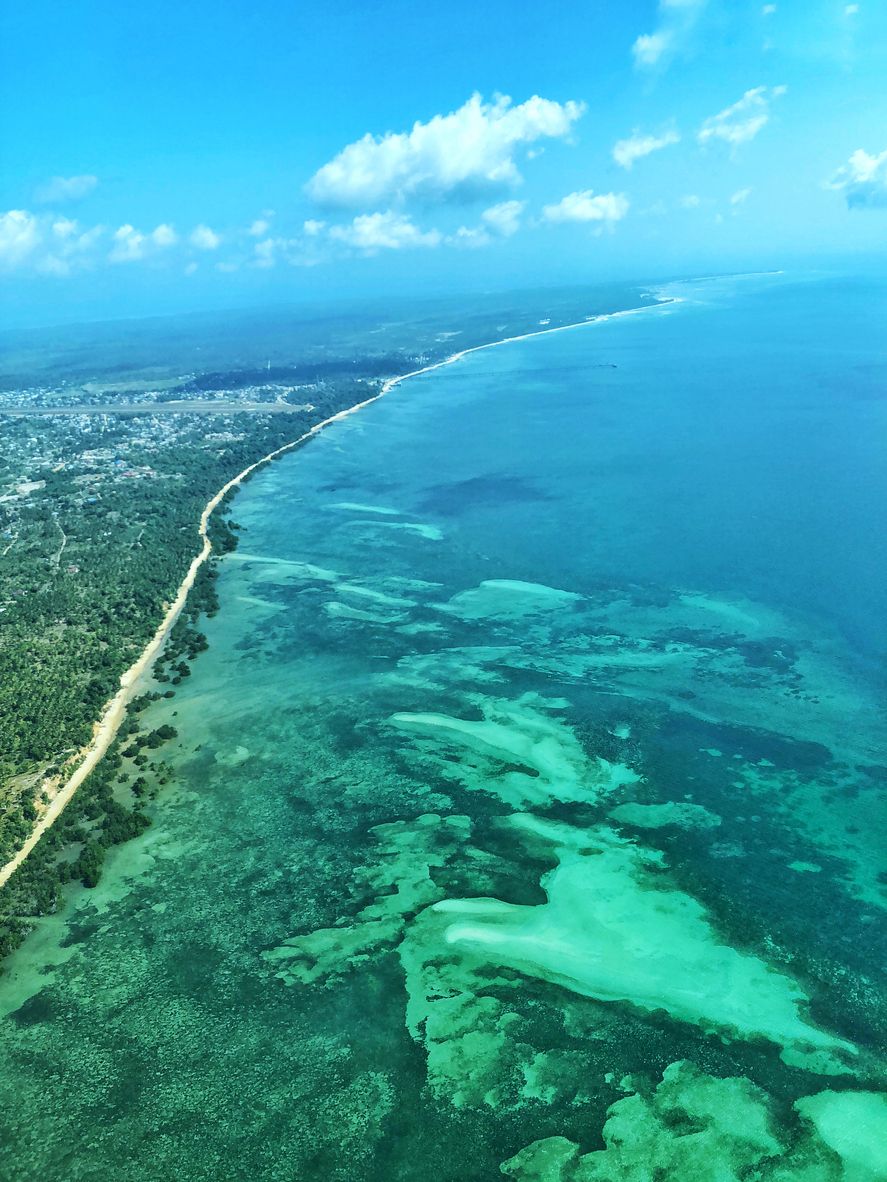 Sobrevolando la isla de Mafia.