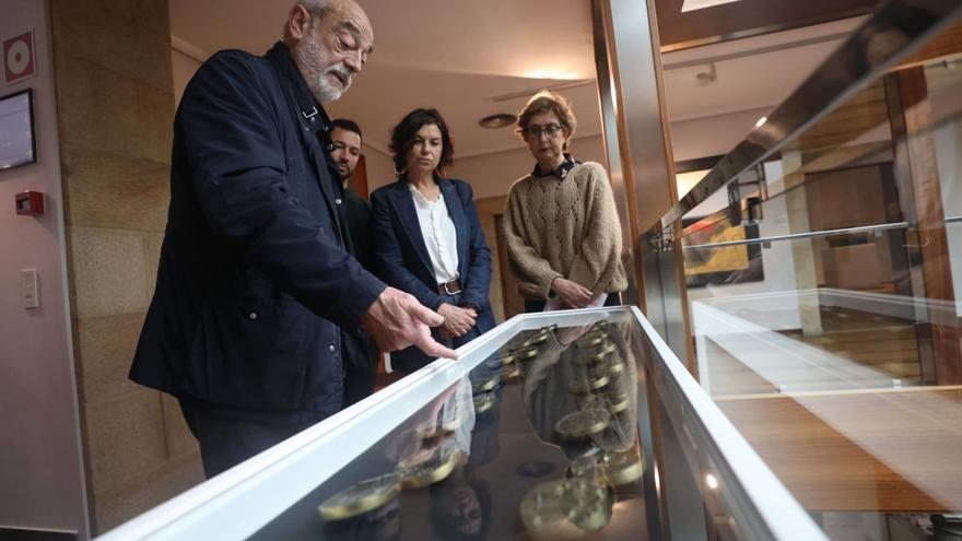 Por la izquierda, Juan Zaratiegui, Aitor Martínez, Montserrat López y Lucía Peláez, durante la presentación de la muestra en el Museo Casa Natal de Jovellanos. | Luisma Murias