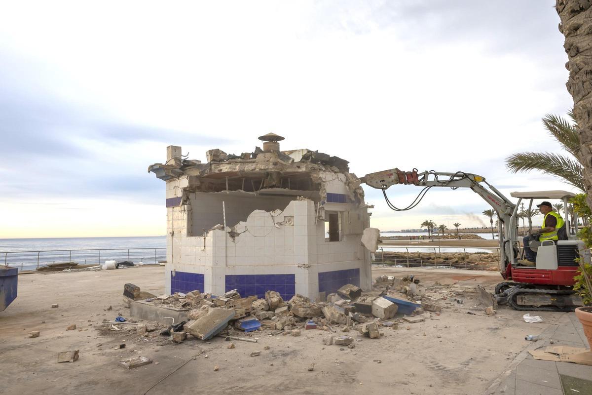 La última estampa de El Tintero. El kiosco ha sido demolido a primera hora de la mañana este martes por Costas