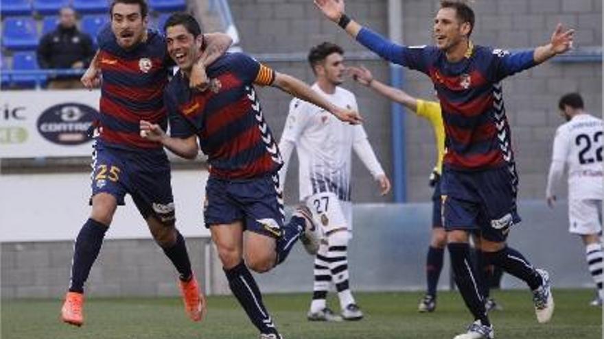 Juanjo celebra amb Samu i Querol un gol en la victòria contra el Mallorca al Nou Estadi.