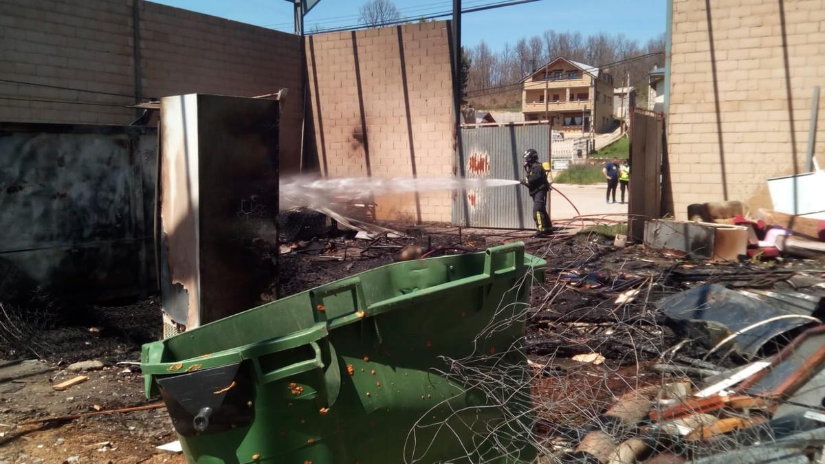 Interior de la nave de residuos incendiada en El Puente de Sanabria.