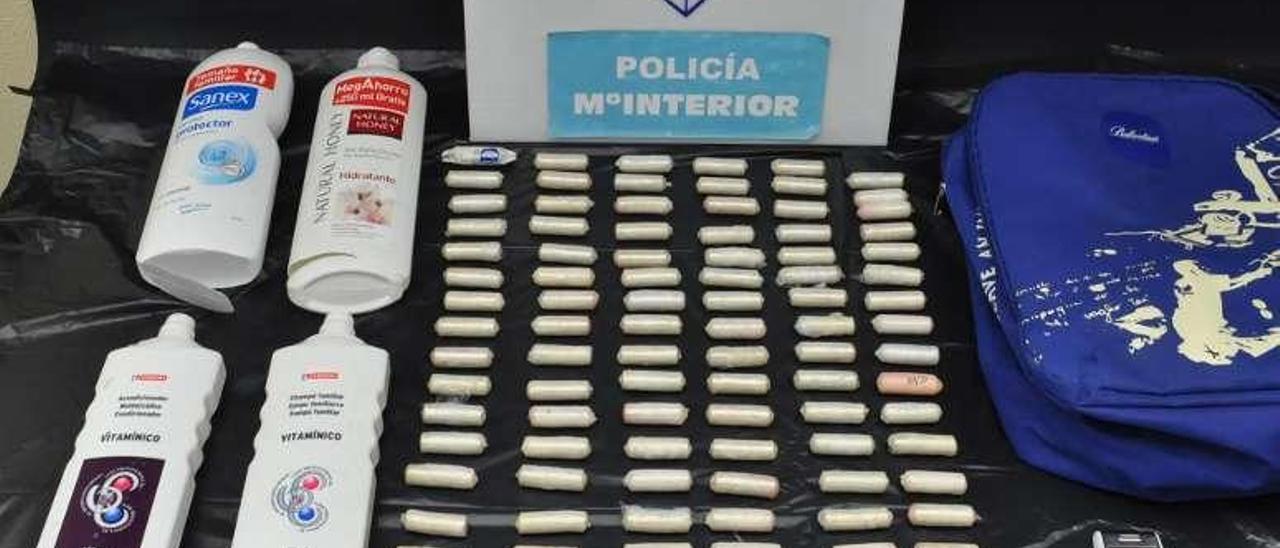 Decenas de cápsulas con cocaína, en el interior de botes de gel. // Policía