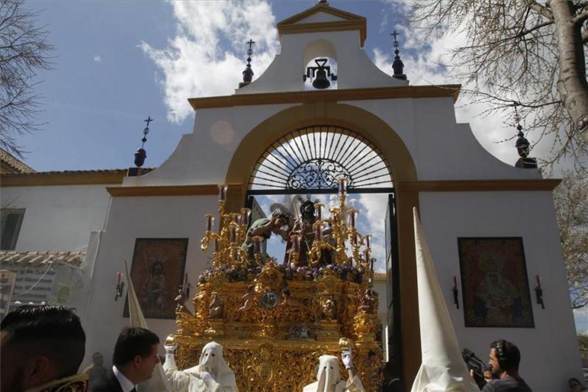 Una tarde primaveral envuelve a las cofradías el Lunes Santo