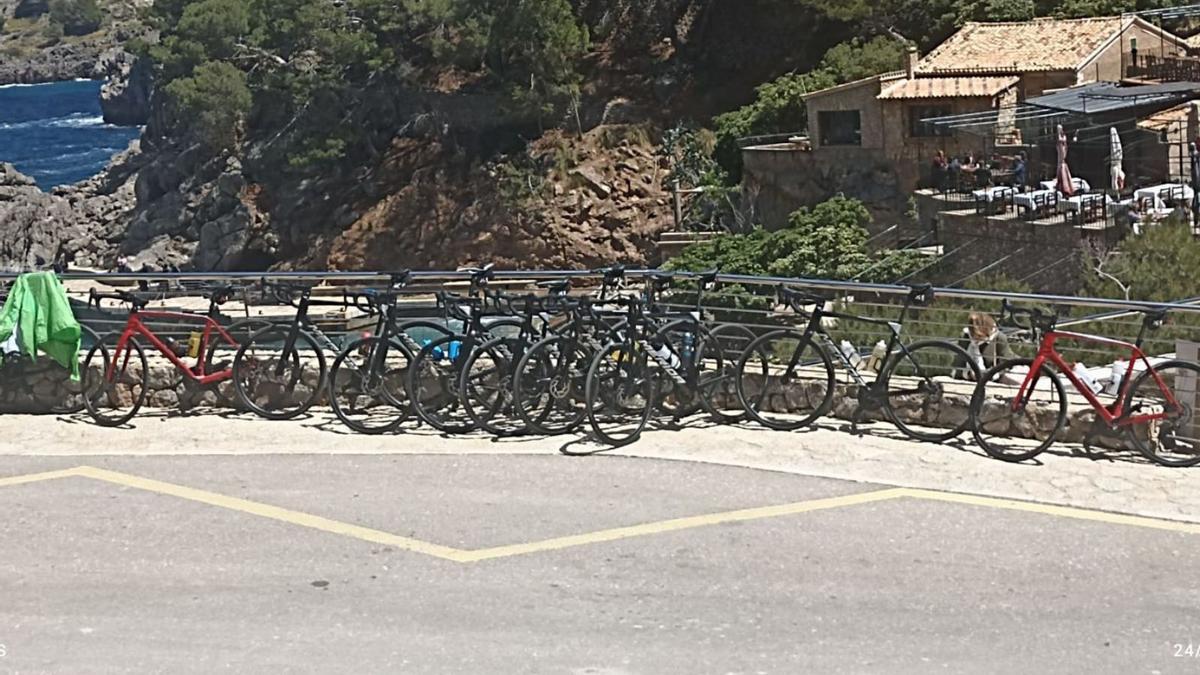 Estos días la zona de sa Calobra se llena de ciclistas extranjeros y de bicicletas.