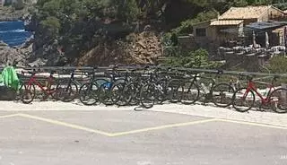 Los conductores de autocar denuncian el peligro de los ciclistas en sa Calobra