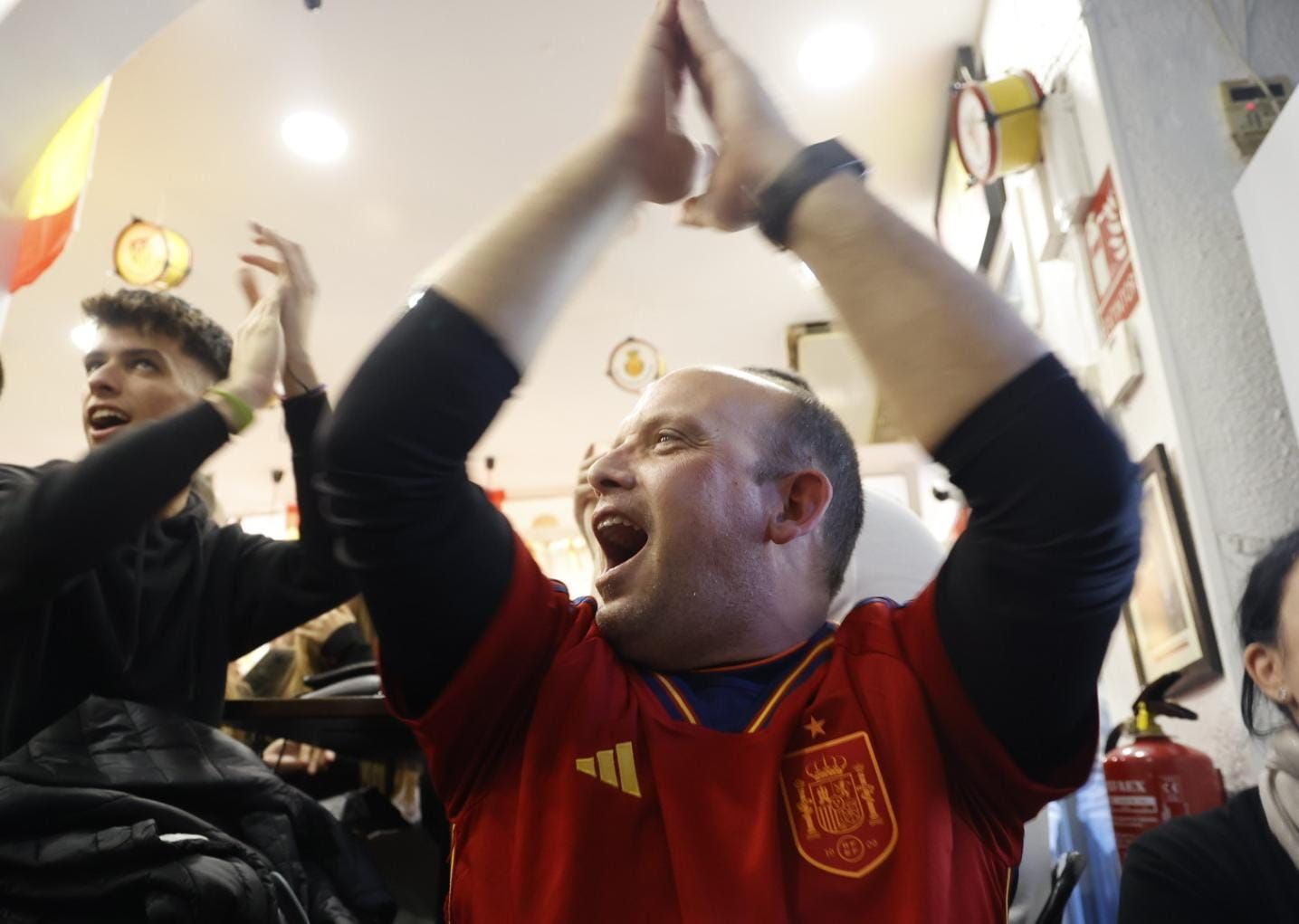 La hinchada llena bares y terrazas para seguir el Marruecos - España