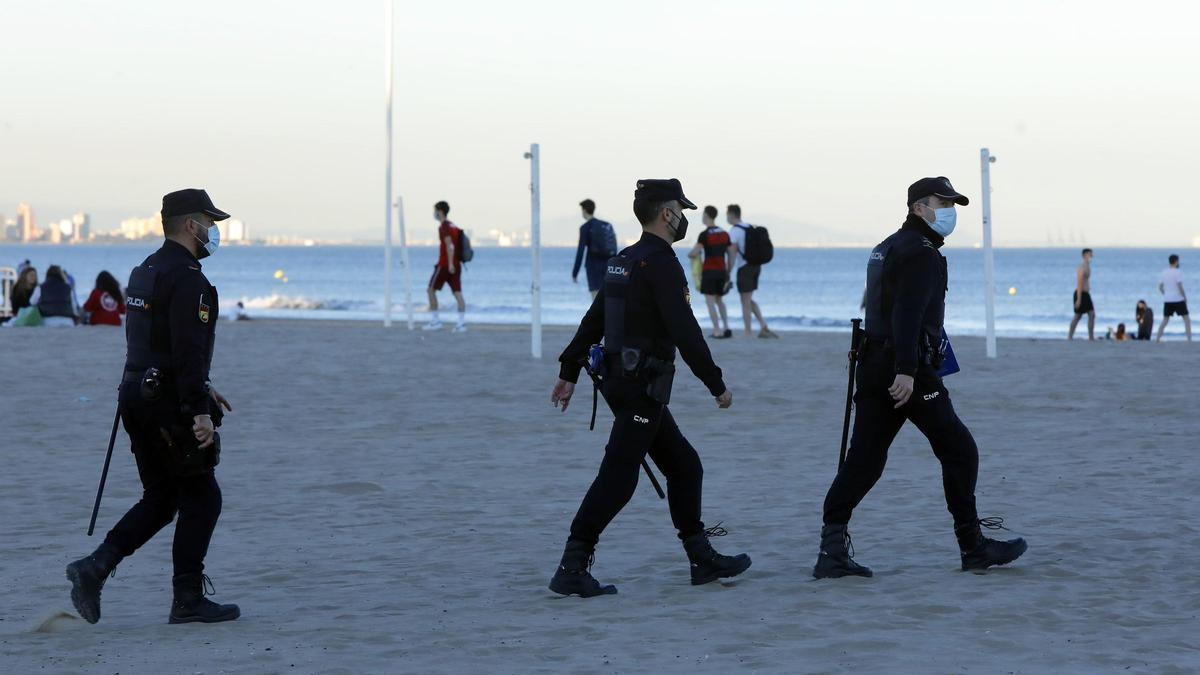 Buscan a un joven desaparecido en el agua de la playa de la Malva-rosa