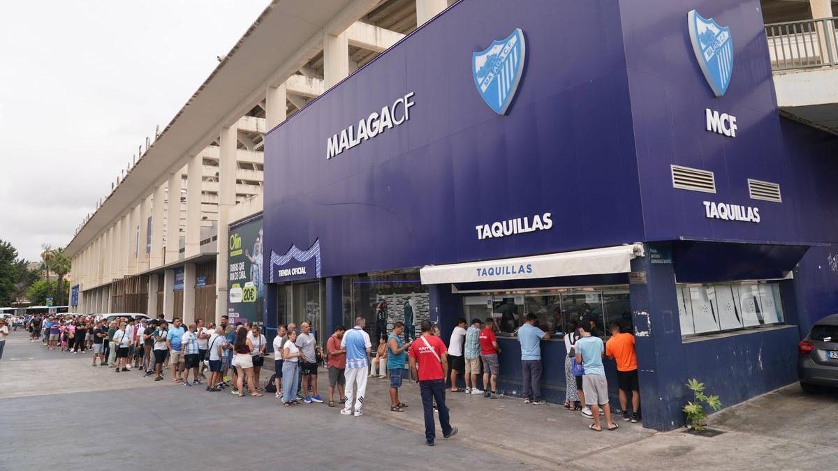 Fotos de las colas en La Rosaleda para comprar las entradas para la final de ascenso.