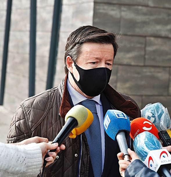 Javier Menéndez Barbón, abogado de la acusada, a la entrada del Palacio de Justicia.