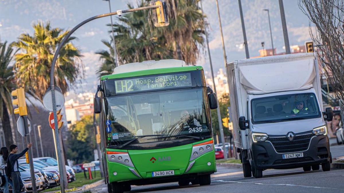 Un autobús de Moventis, durante un servicio en L'Hospitalet de Llobregat.