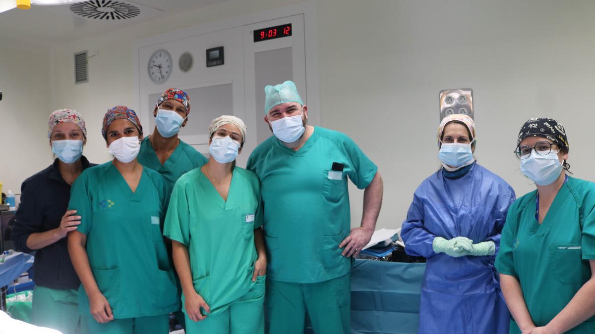 Equipo de profesionales responsable de la intervención para corregir una deformación ósea con fijador externo en el Hospital Universitario de Lanzarote Doctor José Molina Orosa.