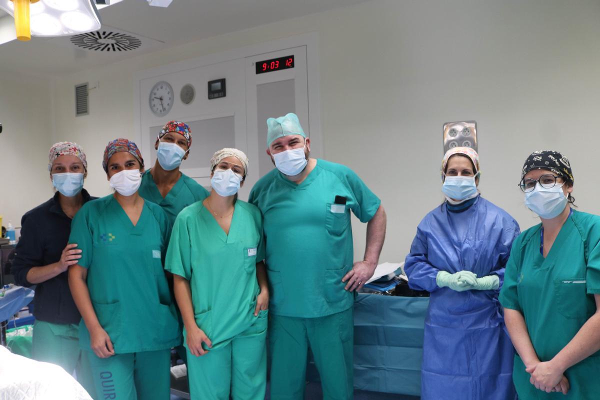 Equipo de profesionales responsable de la intervención para corregir una deformación ósea con fijador externo en el Hospital Universitario de Lanzarote Doctor José Molina Orosa.