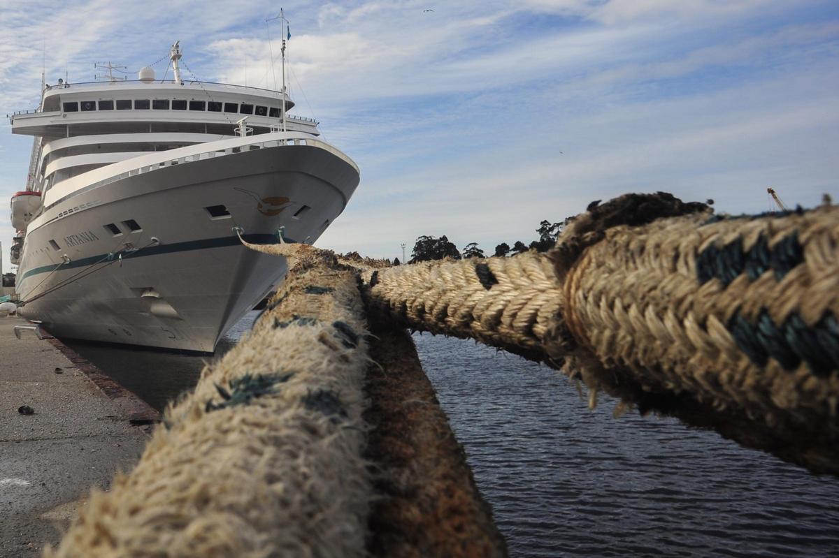 Un crucero atracado en 2019 en el puerto vilagarciano.