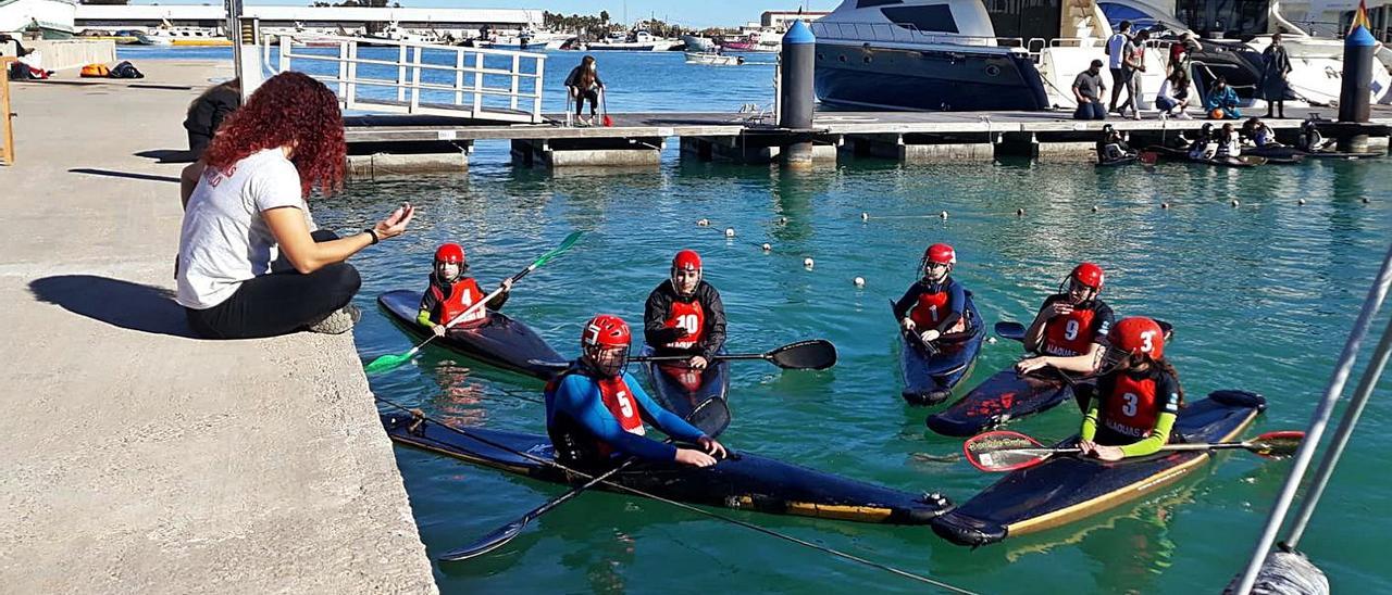 Las chicas del equipo de la categoría sub-16, en las aguas de Burriana. | AKP