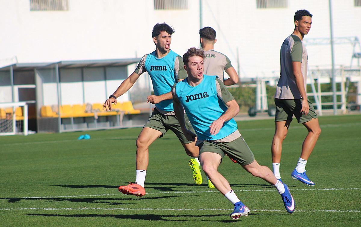 Álex Rubio, en primer plano, con Ayman Arguigue detrás y en un tercer plano Ettienne Eto'o.