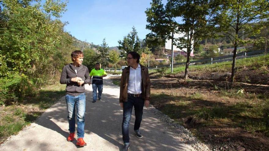 Por la izquierda, el concejal Honorino Montes y el arquitecto municipal, Bienvenido Turrado, ayer, durante su visita a la pista finlandesa.