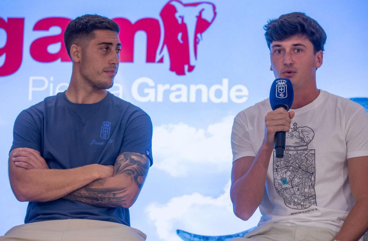 Por la izquierda, Álvaro Lemos y Carlos Dotor, ayer, en su presentación como nuevos jugadores del Oviedo. | |  R. O.