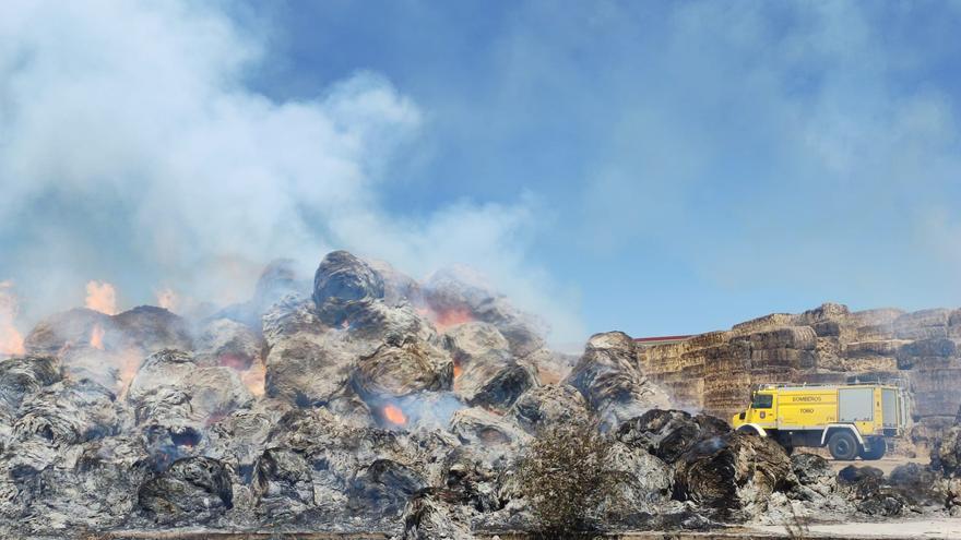 Arden 185.000 kilos de paja y forraje en un incendio en Toro