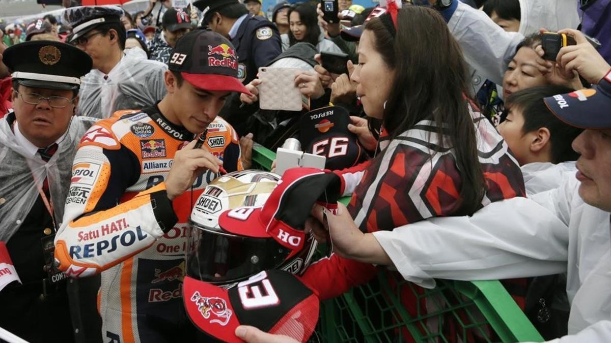 Marc Márquez firma autógrafos a decenas de fans japoneses en Motegi (Japón).