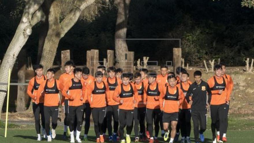 El Wuhan Zall, en uno de sus entrenamientos en Sotogrande. El equipo chino está dirigido por el extécnico malaguista Jose González.