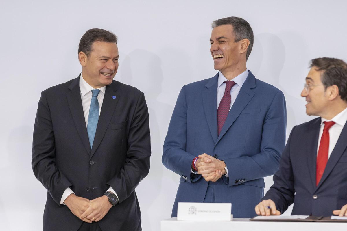 Luís Montenegro, Pedro Sánchez y Jose Manuel Albares durante la Cumbre Ibérica