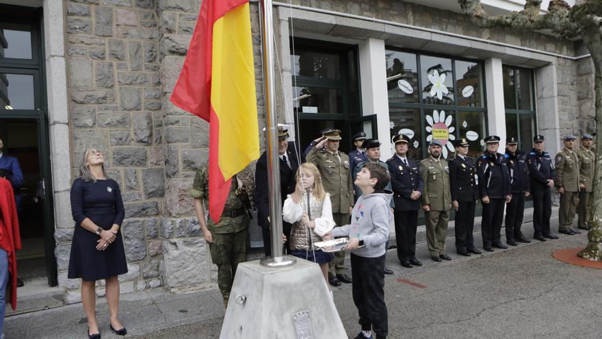 Banderas, bandas de música y un águila para celebrar la Hispanidad en el colegio Gesta