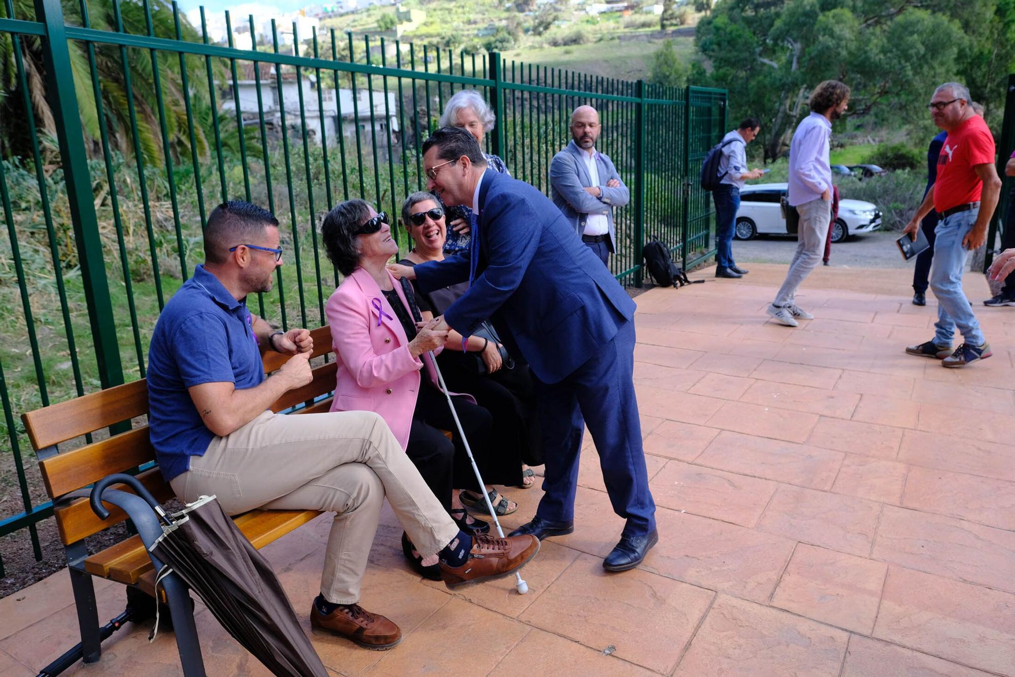 Visita de Ángel Víctor Torres al pozo del olvido en el Barranco de Tenoya