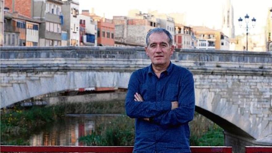 L&#039;entrenador del Barça de futbol sala, Andreu Plaza, ahir a la tarda, amb el pont de Pedra de Girona darrere seu.