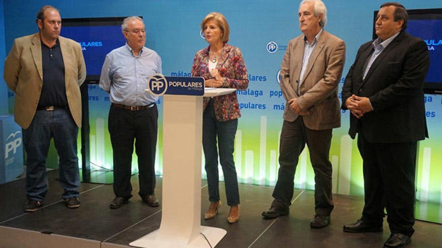 Oña, en la rueda de prensa de esta mañana en la sede del PP, acompañada por miembros de la Plataforma Pro Hospital del Guadalhorce.