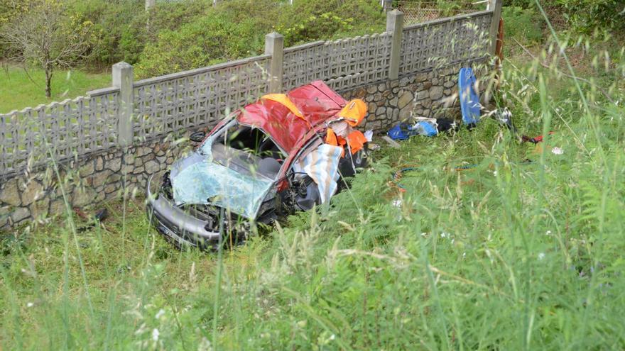 Muere un conductor tras caer por un terraplén en Cangas