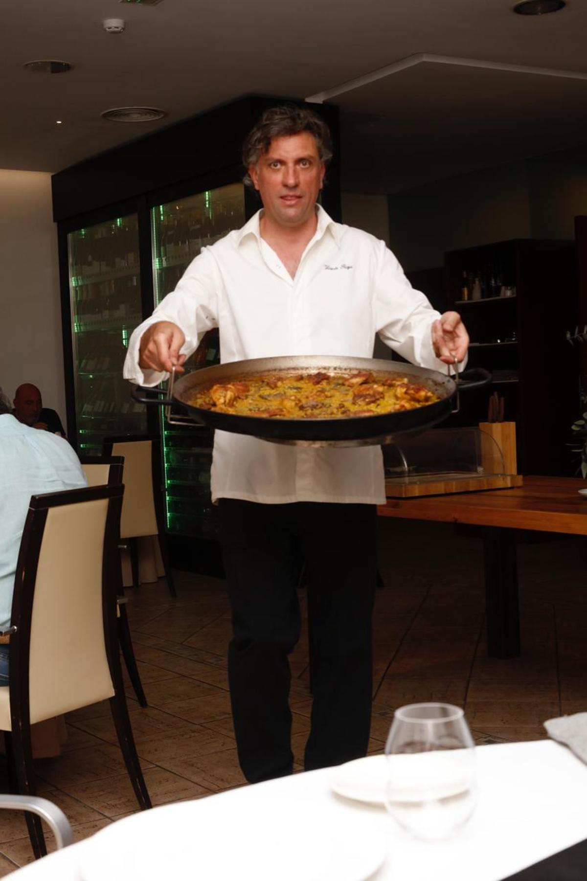 Vicente Rioja con su paella, para muchos, la mejor del mundo.