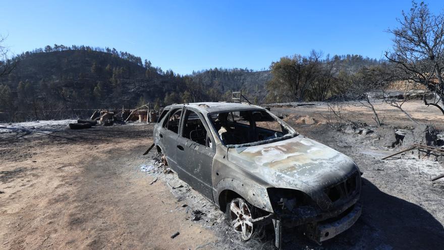 El fuego arrasa viviendas en la aldea de Los García y se enfrenta hoy a su jornada más peligrosa