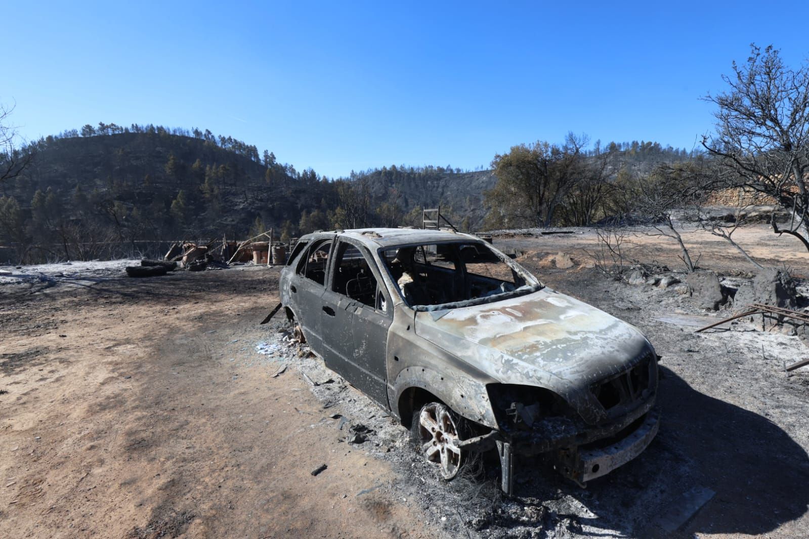 La imagen de la desolación: el fuego arrasa viviendas en la aldea de Los García