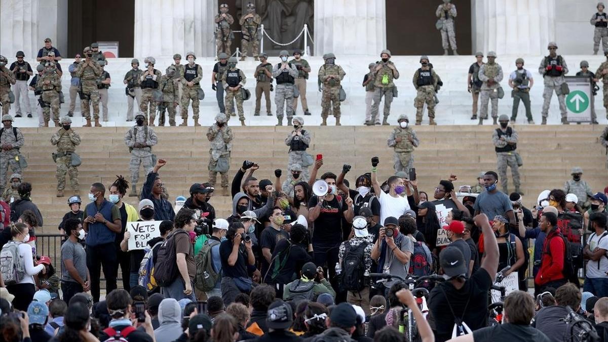 La Guardia Nacional hace una barrera ante el monumento de Abraham Lincoln durante una de las protestas en Washington.