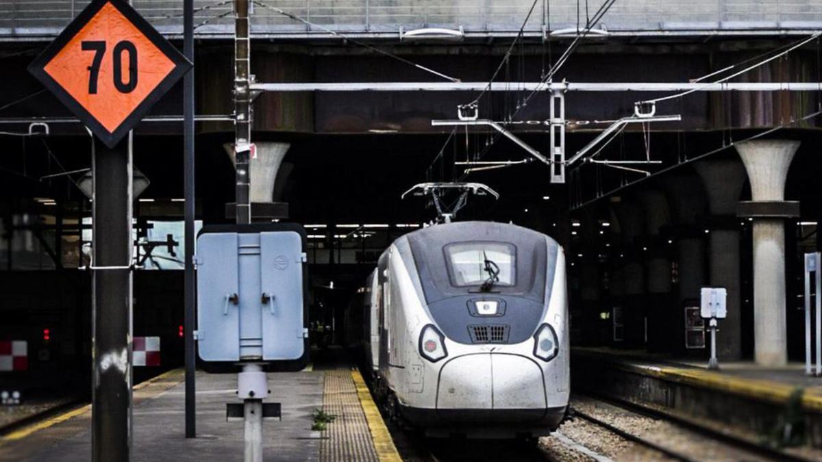 Un AVE en la estación de Oviedo. | IRMA COLLÍN
