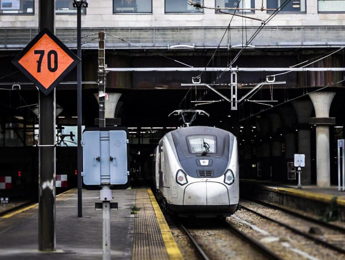 Un AVE en la estación de Oviedo.